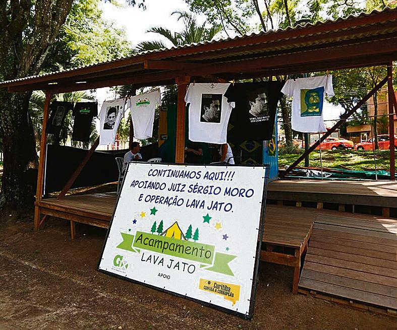Acampamento montado por manifestantes em apoio à Lava Jato na frente da Justiça Federal foi desmontado | Henry Milléo/Gazeta do Povo