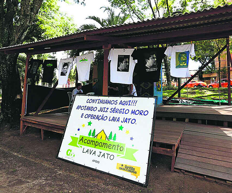 Acampamento de apoio à Lava Jato é desmontado pela prefeitura após dois anos Acampamento montado por manifestantes em apoio à Lava Jato na frente da Justiça Federal foi desmontado | Henry Milléo/Gazeta do Povo