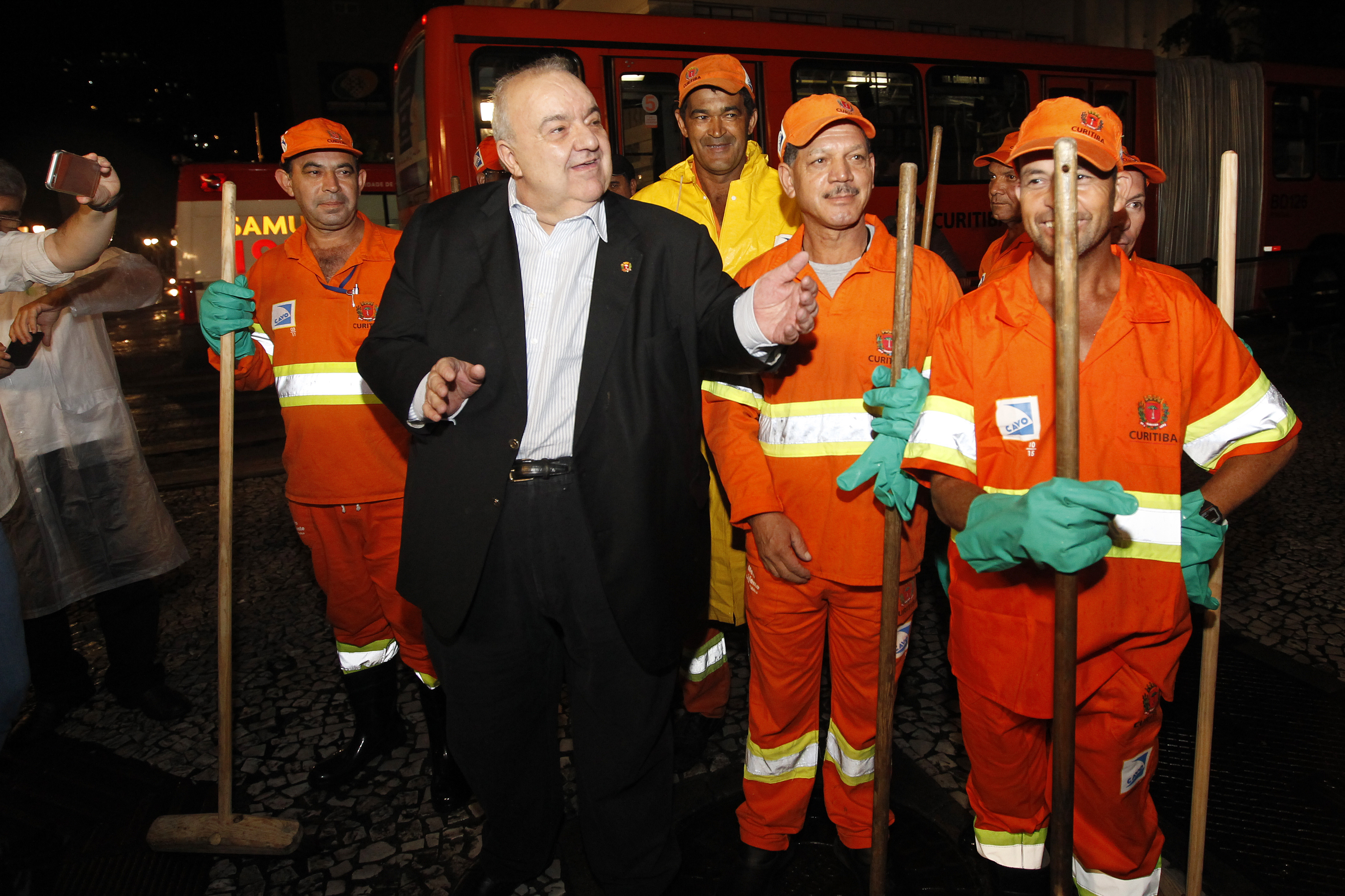 Rafael Greca ‘ajudou’ equipe de limpeza da prefeitura a lavar o calçadão da Rua XV de Novembro | Antônio More/Gazeta do Povo