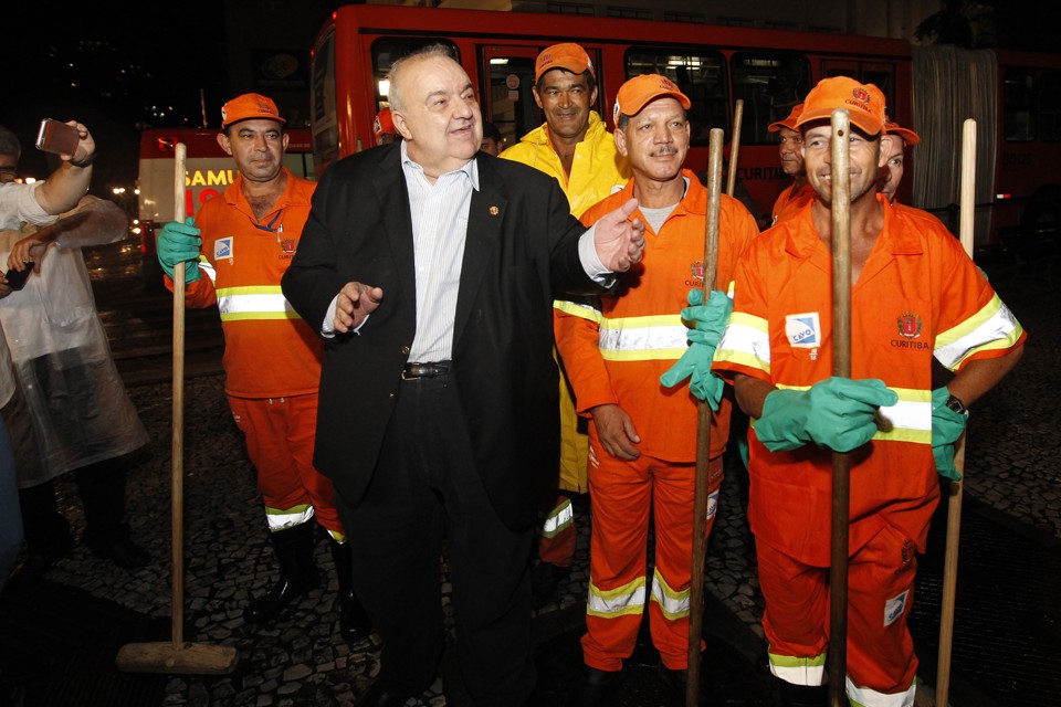 Rafael Greca ‘ajudou’ equipe de limpeza da prefeitura a lavar o calçadão da Rua XV de Novembro | Antônio More/Gazeta do Povo