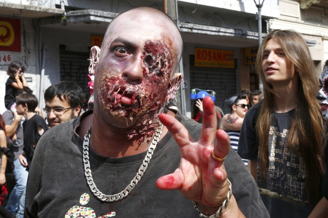 Maquiagem dos “zombies” chamou a atenção de quem acompanhou a caminhada pelo Centro da cidade | Aniele Nascimento/Gazeta do Povo
