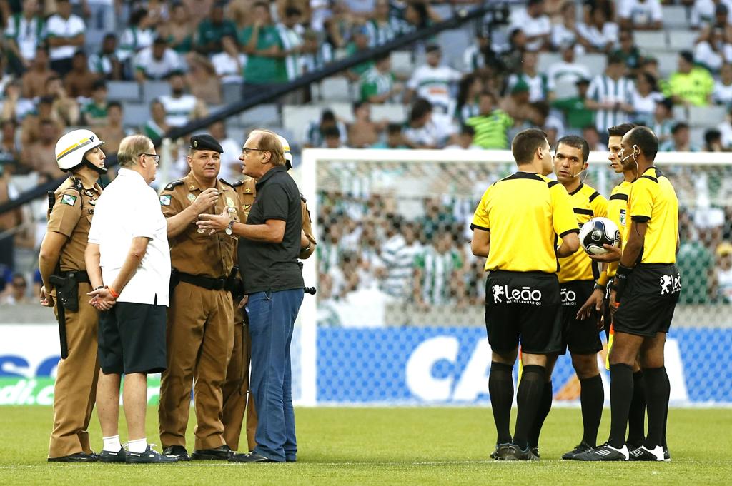 Dirigentes em campo, quarteto de arbitragem conversando e nada de futebol: Atletiba do Paranaense vai parar no tribunal. | Hugo Harada/Gazeta do Povo