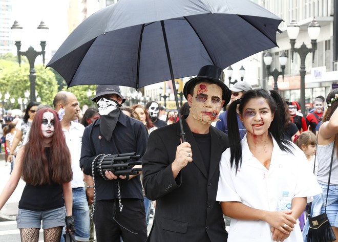 Durante o trajeto, foi possível encontrar todo tipo de fantasia | Aniele Nascimento/Gazeta do Povo