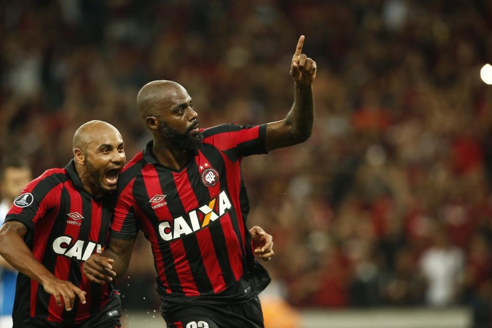 Grafite comemora com Jonathan o gol da vitória na estreia da Libertadores | Hugo Harada/Gazeta do Povo