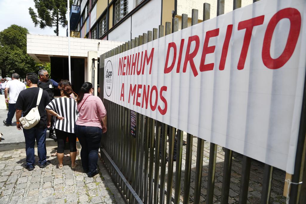 Distribuição de aulas  para professores efetivos do estado faz parte de impasse entre sindicato da categoria e o governo | Henry Milleo/Gazeta do Povo