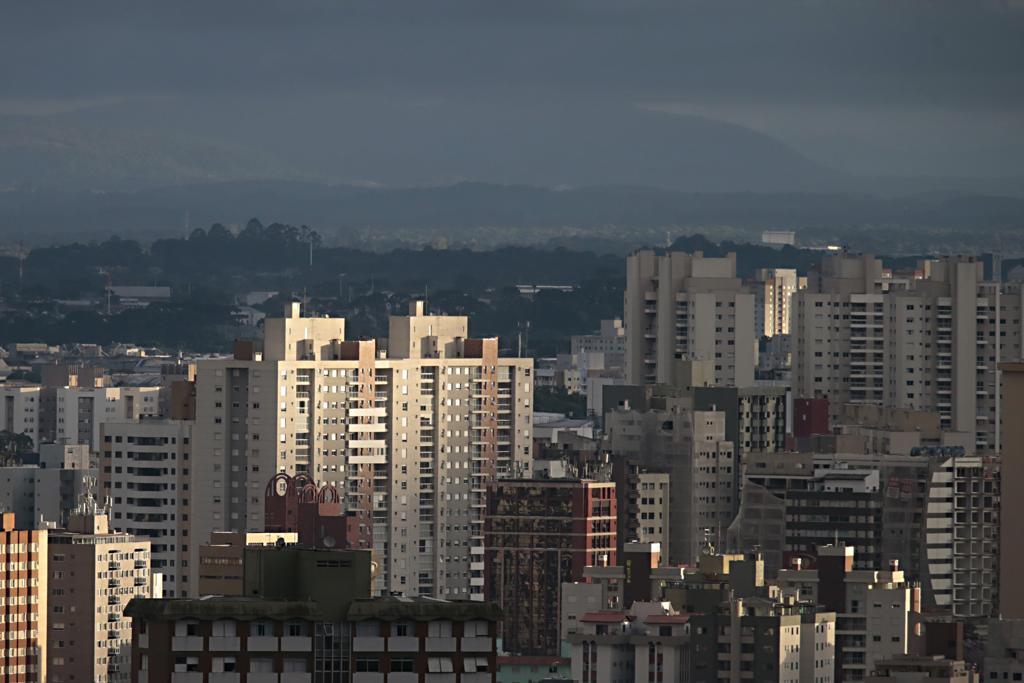 Apesar da grande presença de nuvens, sol pode “dar a cara” em vários momentos do dia | Albari Rosa/Gazeta do Povo