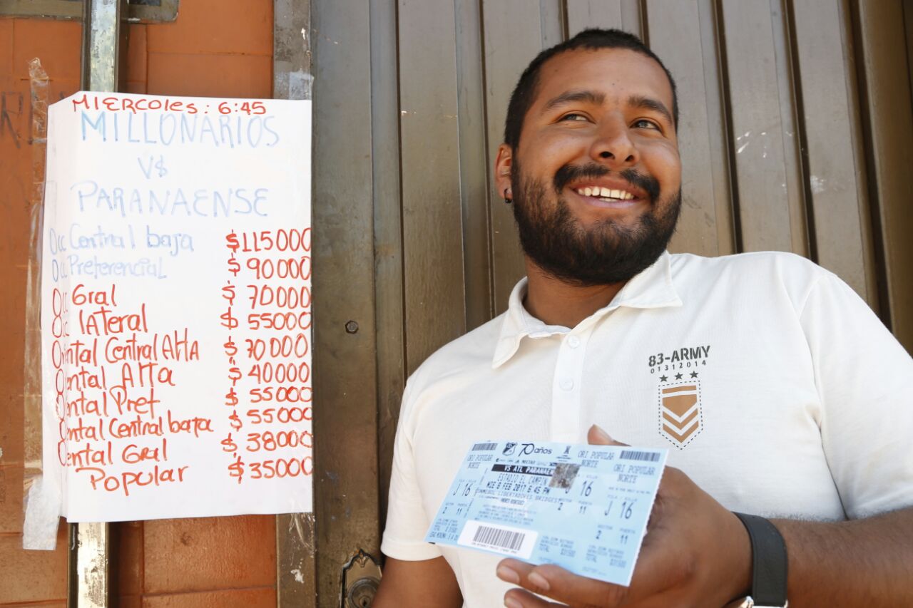 Andrés Camilo, torcedor do Millonarios, exibe ingresso do jogo contra o Furacão. | Hugo Harada, enviado especial/Gazeta do Povo