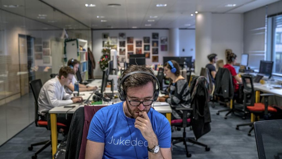 Funcionários da Jukedeck, startup com um software que faz jingles. | ANDREW TESTA/NYT