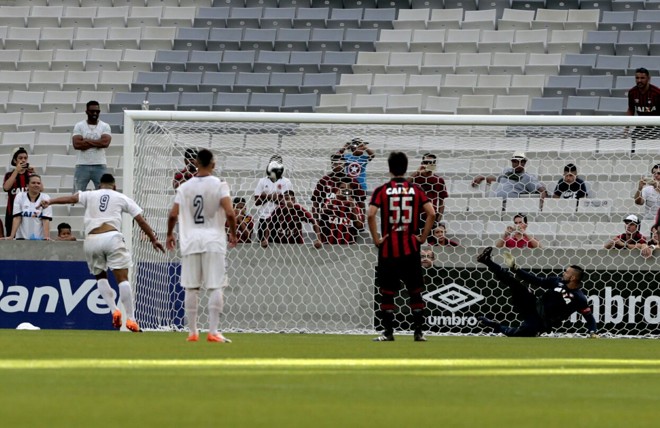 Carlos Henrique de pênalti, bateu forte no canto e sem chances para Weverton. |