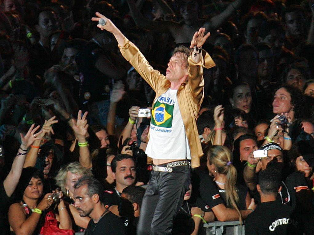 Mick Jagger se apresenta com os Rolling Stones para mais de 1,5 milhão de pessoas na praia de Copacabana, no Rio de Janeiro, em fevereiro de 2006. | André Luiz Mello/EFE