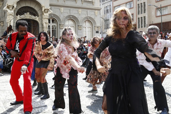 No Paço da Liberdade houve a tradicional apresentação de Thriller, de Michel Jackson | Aniele Nascimento/Gazeta do Povo