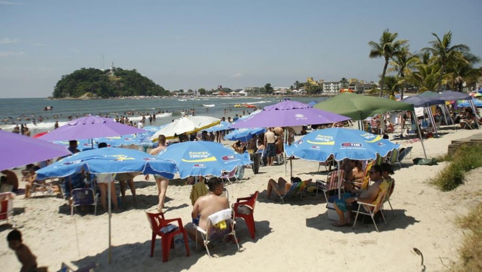 Nas areias lotadas a sensação é a mesma entre os comerciantes: o pessoal veio com  menos dinheiro para a praia. | Marcelo Andrade/Gazeta do Povo