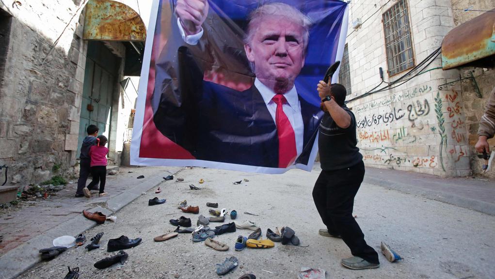 Homem atira sapato na imagem do presidente dos EUA: ato é uma grande ofensa no mundo árabe. Nem mister Trump desfruta de foro privilegiado na justiça americana. | Hazem Bader/AFP