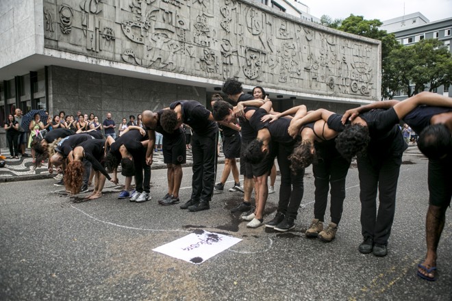 Apoiadores do CCTG protestaram a situação causada pela burocracia estatal. | Marcelo Andrade/Gazeta do Povo
