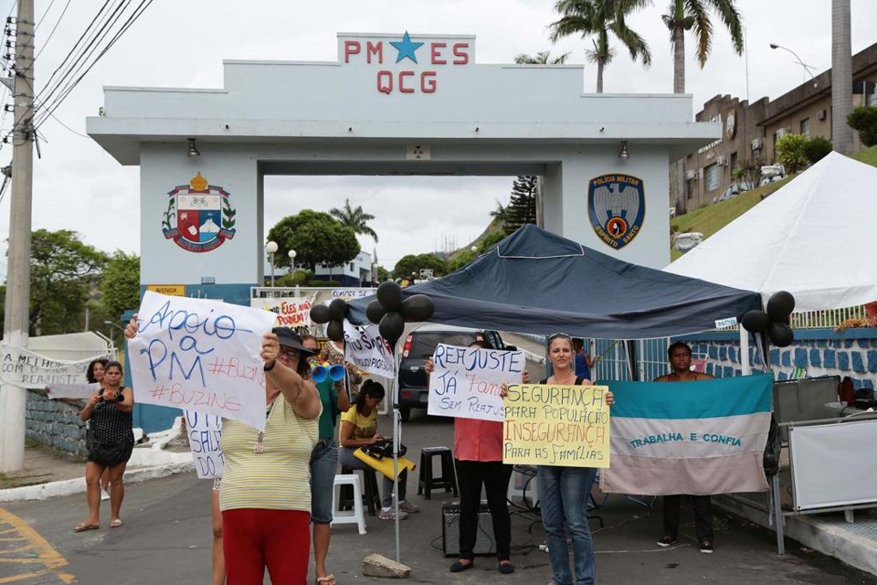Familiares de PMs impedem a saída das viaturas do quartel em Vitória. | GILSON BORBA/ESTADÃO CONTEÚDO