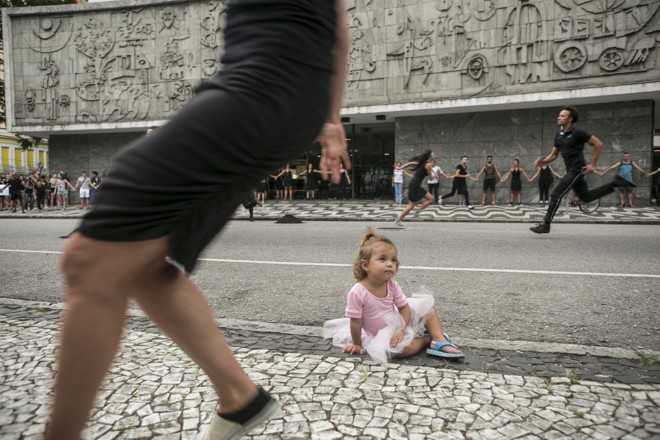 Uma bailarina mirim também estava entre os passantes. | Marcelo Andrade/Gazeta do Povo