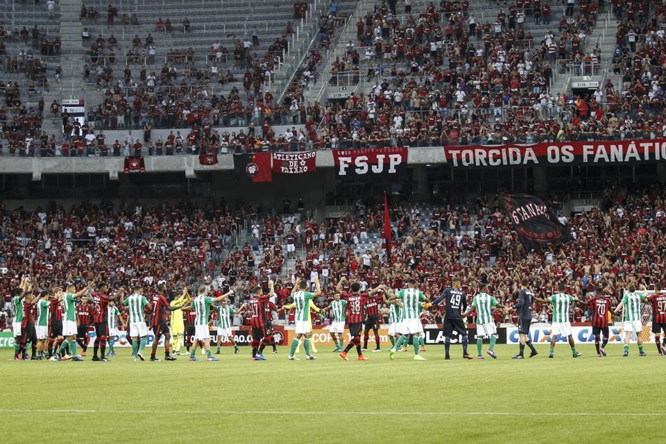 Cena  mais marcante do Atletiba  que não aconteceu, com os jogadores das duas equipes de mãos dadas no centro de campo. | Jonathan Campos/Gazeta do Povo