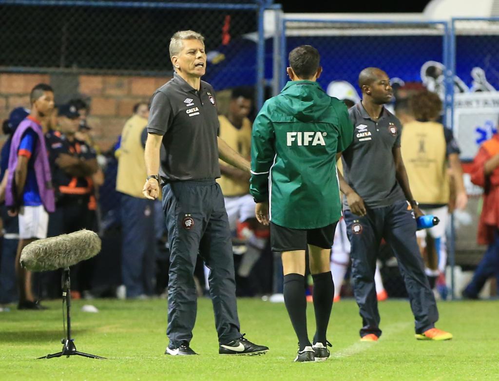 O técnico Paulo Autuori espera que o time evolua para a fase de grupos da Libertadores. | Daniel Castellano/Gazeta do Povo