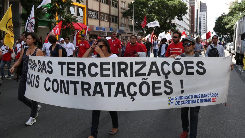 Sindicatos são contra propostas que autorizem a terceirização de todas as atividades. | Ivonaldo Alexandre/Arquivo/Gazeta do Povo