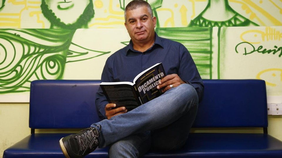 O mestrando em Turismo, Sandro Mendes, fez aulas como ouvinte para conhecer o curso e ter noção da nova rotina. | Henry Milleo/Gazeta do Povo
