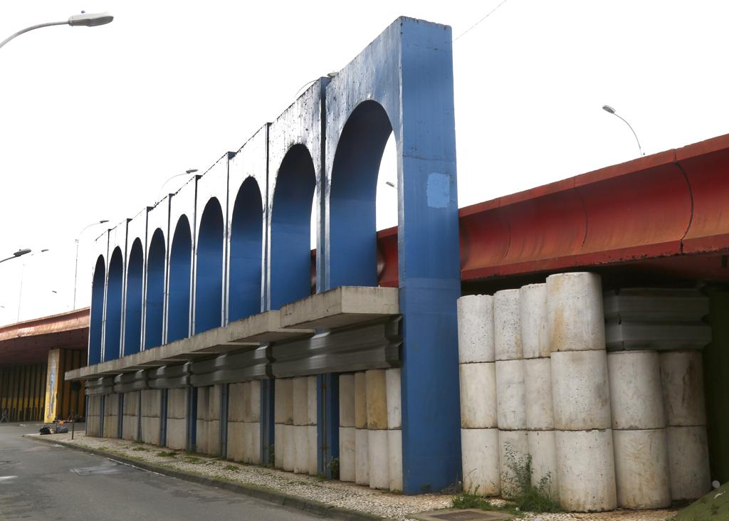 Viaduto do Capanema, ao lado da Roferroviária, é pintado com tinha antipichação | Aniele Nascimento/Gazeta do Povo