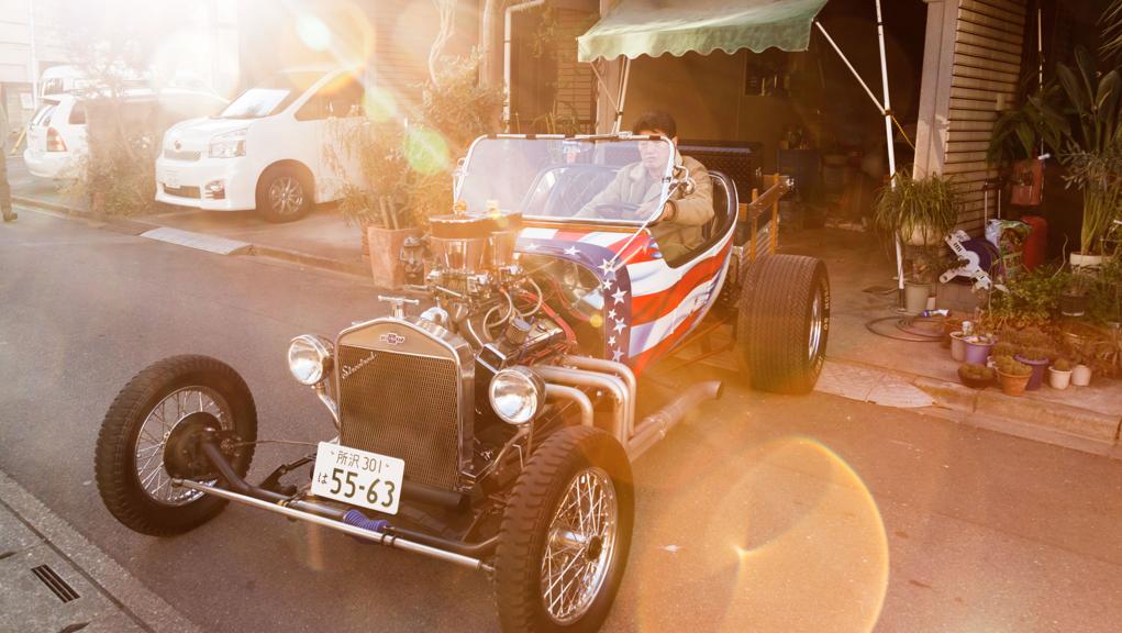 O produtor musical Yoshihiro Masui e seu Ford hot-rod: uma visão incomum nas ruas japonesas, onde imperam os modelos locais. | Kio Ssasaki/NYT