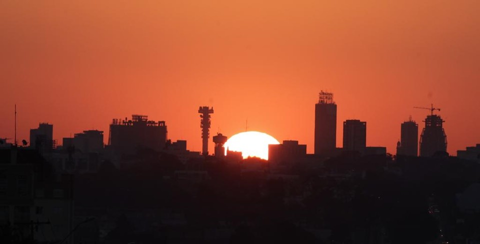 Sol e tempo aberto elevam as temperaturas desde cedo em Curitiba | Daniel Castellano/Gazeta do Povo