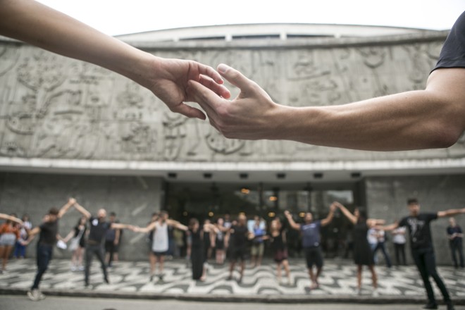 O abraço coletivo comoveu as pessoas que passavam pelo local. | Marcelo Andrade/Gazeta do Povo