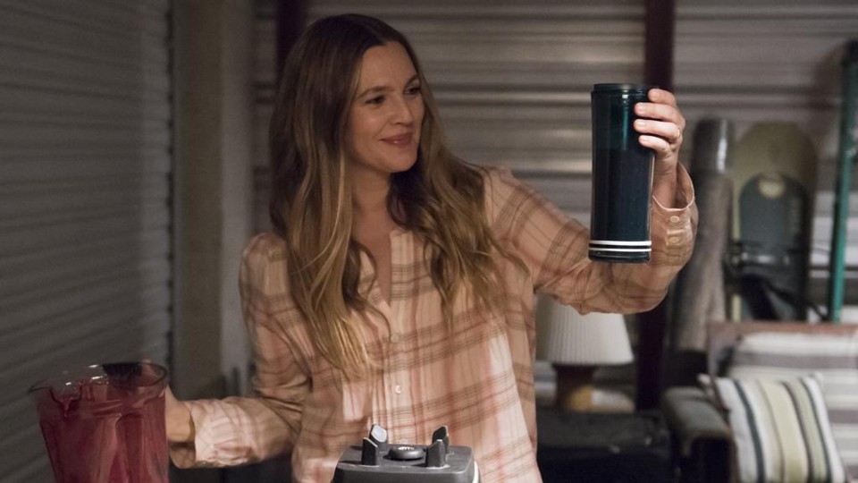 Vida de zumbi: Sheila Hammond (Drew Barrymore) toma um suco pouco convencional | Erica Parise / Netflix/Divulgação