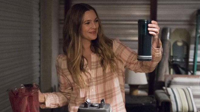Vida de zumbi: Sheila Hammond (Drew Barrymore) toma um suco pouco convencional | Erica Parise / Netflix/Divulgação