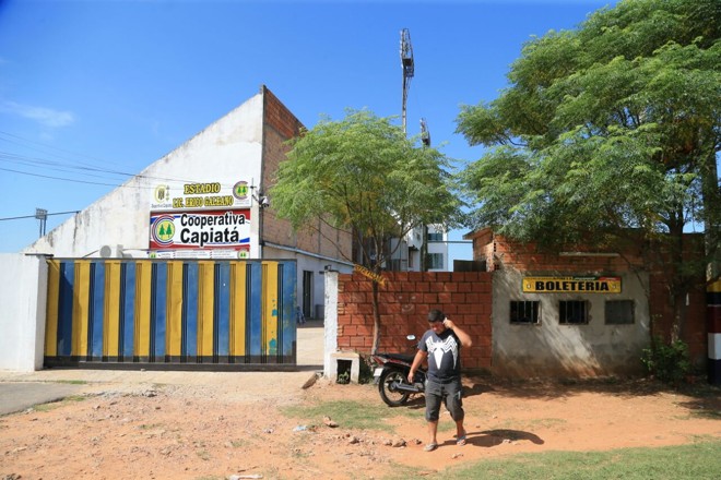 Entorno do estádio mostra precariedade do local. | Daniel Castellano, enviado especial/Gazeta do Povo