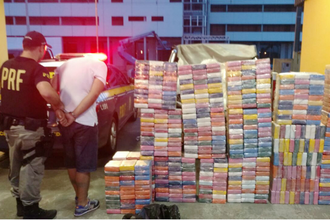 Comportamento do motorista chamou a atenção da PRF, que encontrou mais de meia tonelada de cocaína na caminhonete. | PRF/