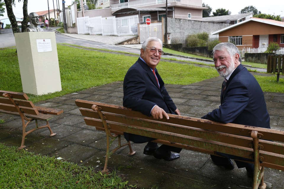 Os irmãos Adonai e Osman Arruda, do grupo Higiserv, no Jardinete Almyr Ayres de Arruda | Aniele Nascimento/Gazeta do Povo
