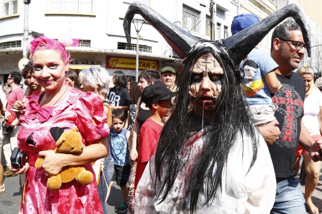 Cerca de 20 mil pessoas participaram da Zombie Walk em Curitiba neste domingo (26) | Aniele Nascimento/Gazeta do Povo