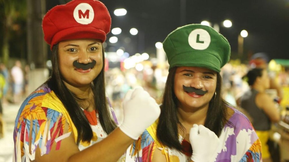 Matimbanda leva milhares de foliões para a orla de Matinhos na 1ª noite de carnaval | Marcelo Andrade/Gazeta do Povo
