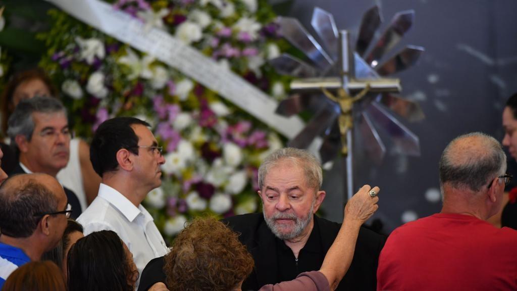 Ex-presidente Lula recebe o apoio de amigos e familares no velório de sua esposa Maria Letícia, em São Bernardo do Campo | Nelson AlmeidaA/AFP