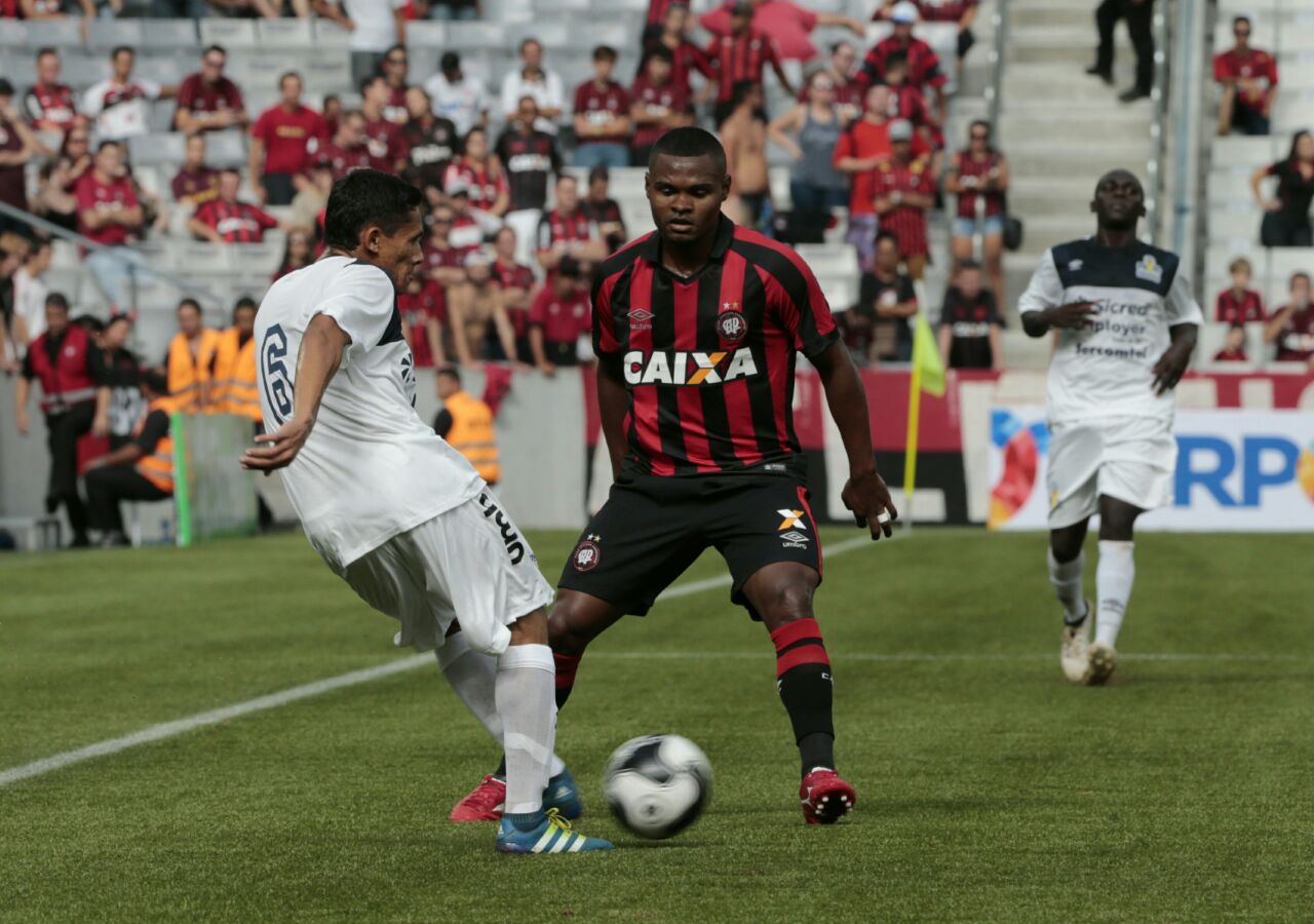 Nikão durante jogo com o PSTC neste sábado: jogador reforça o time na Colômbia. | Antoni o More/Gazeta do Povo