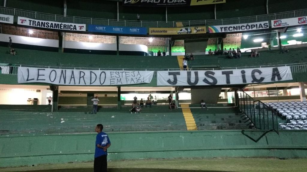 Faixas em homenagem ao torcedor do Coritiba morto no último domingo após levar um tiro. | Albari Rosa/Gazeta do Povo
