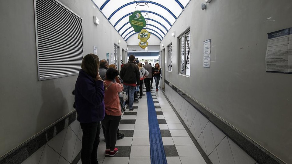 Fila no INSS: 75,3 mil trabalhadores foram afastados em razão da depressão em 2016. | Jonathan Campos/Gazeta do Povo