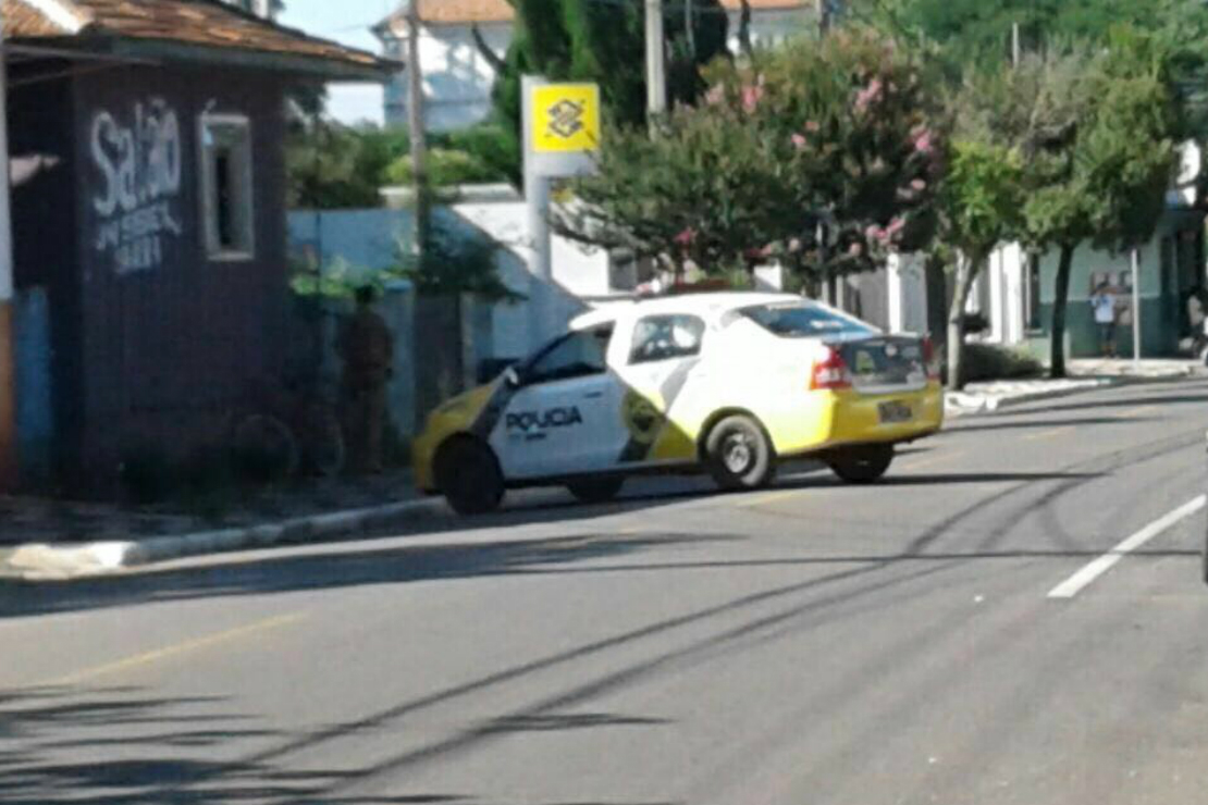 Policiais cercaram a agência do Banco do Brasil em Balsa Nova durante o assalto. | Colaboração/