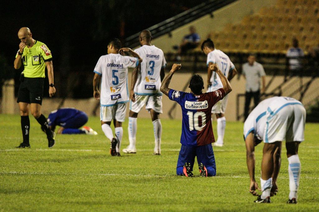 Renatinho, o camisa 10 do Paraná, comemora a classificação após o jogo. | Miguel Pessoa/Estadão Conteúdo