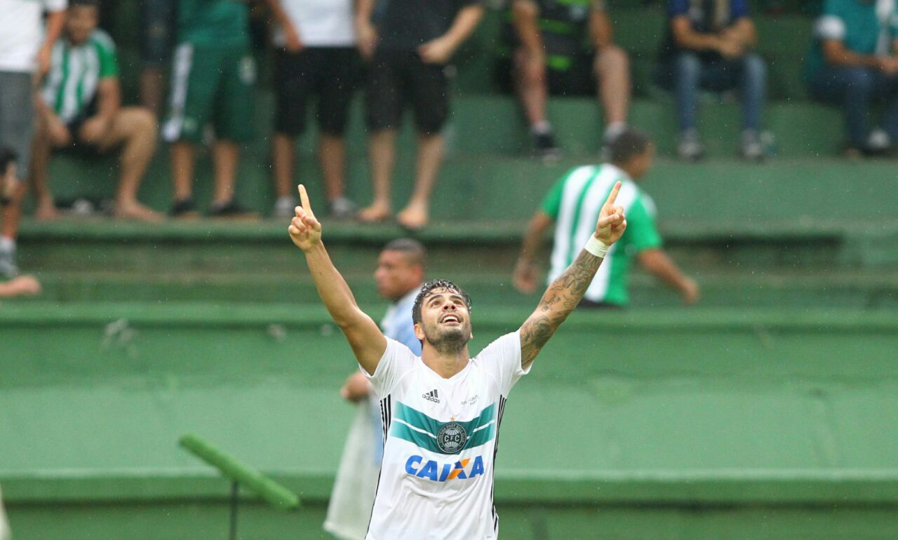 Henrique Almeida marcou o primeiro gol no retorno ao Coxa e garantiu a vitória sobre o Foz. | Daniel Castellano /Gazeta do Povo