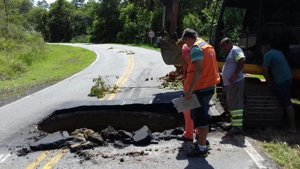 Acesso a Morretes pela PR-408 pelo quilômetro 24 de BR-277 está interditado. Previsão é que o tráfego seja liberado somente na próxima sexta-feira (17) | Defesa Civil de Morretes/