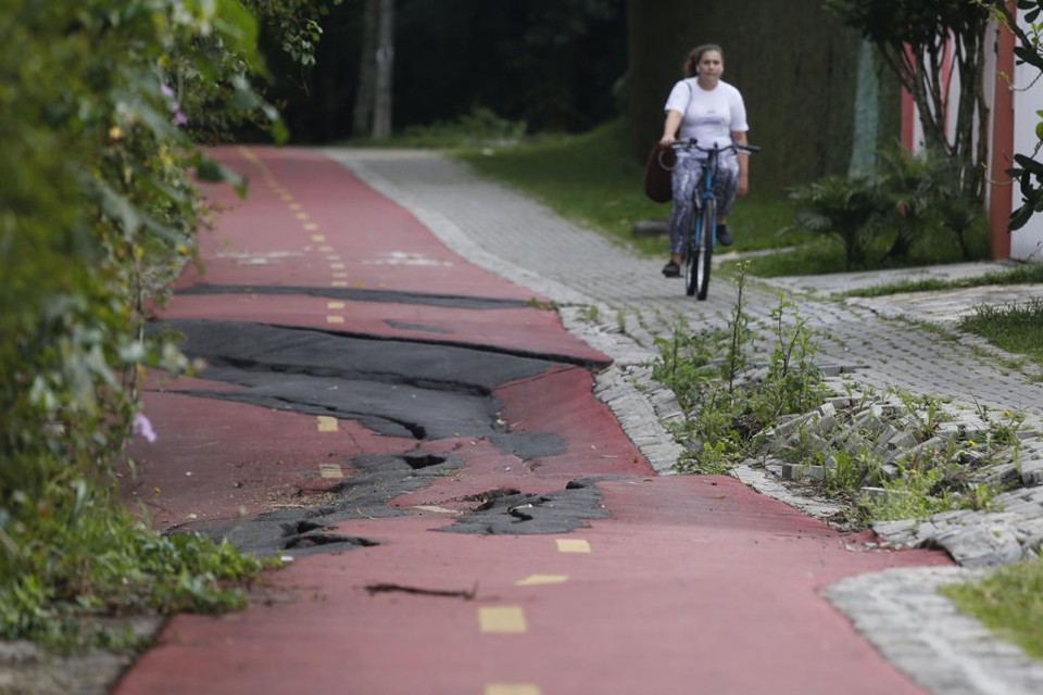 Buracos e falta de iluminação: pedalar nas ciclovias de Curitiba é um perigo Crateras na ciclovia entre o bairro São Lourenço e o Centro Cívico. | Felipe Rosa/TRIBUNA DO PARANA