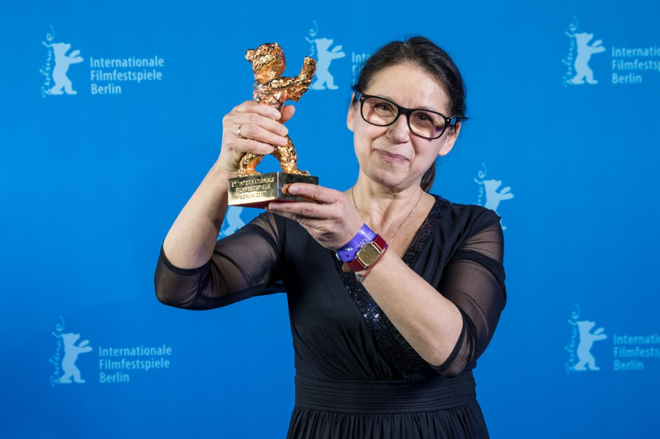 Diretora Ildikó Enyedi, do filme húngaro “On Body and Soul”, recebe o Urso de Ouro, principal prêmio do festival. | Divulgação/Berlinale