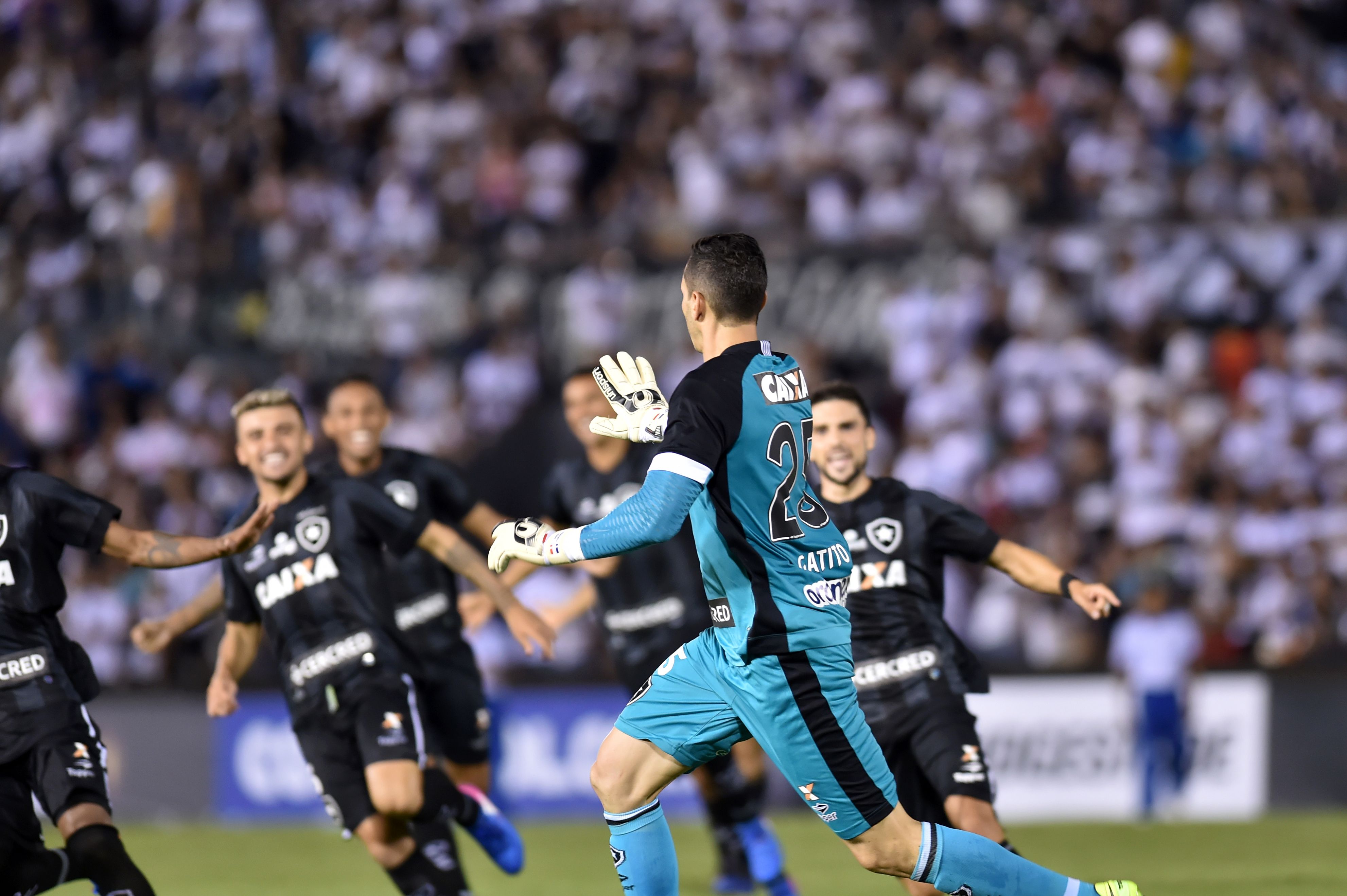 Goleiro Gatito Fernandes corre para comemorar após a classificação. | NORBERTO DUARTE/AFP