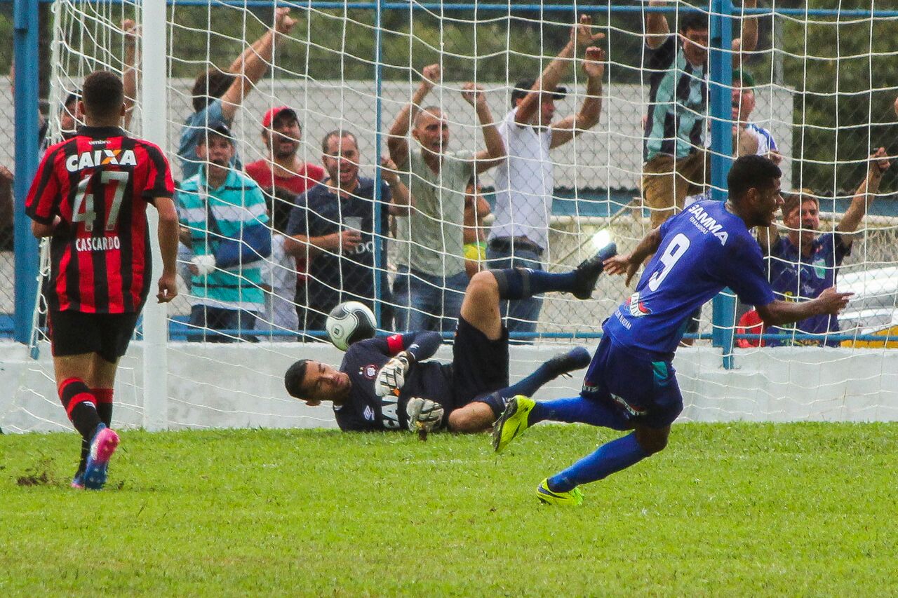 Baiano comemora o gol da vitória do Prudentópolis sobre o Atlético. | Josué Teixeira/Gazeta do Povo
