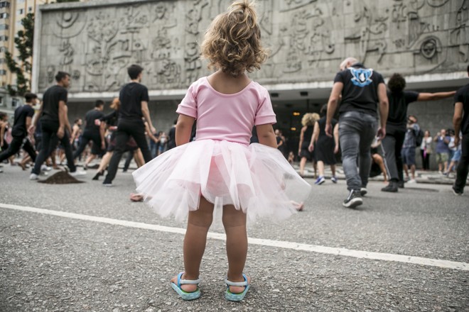 Apoiados por outros dançarinos, artistas e pelo público, bailarinos do BTG realizaram uma performance simbólica em frente ao Teatro Guaíra. | Marcelo Andrade/Gazeta do Povo
