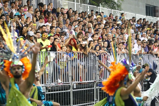 Público acompanha o desfile da escola Império da Realeza. | Daniel Castellano/Gazeta do Povo
