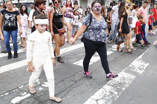 Zombie Walk em Curitiba: todo mundo entrou na brincadeira neste domingo | Aniele Nascimento/Gazeta do Povo